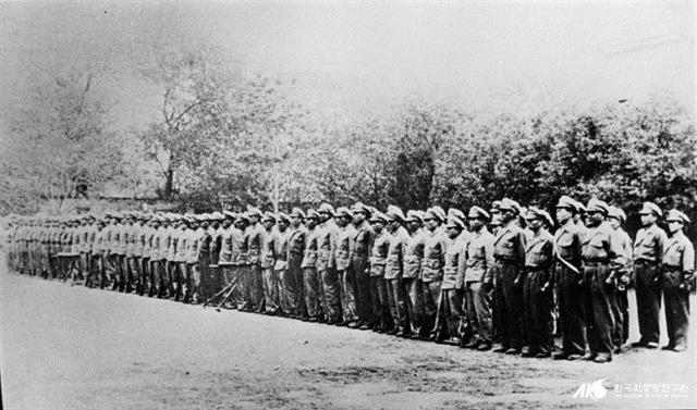 한국광복군의 사열식 모습. 김원봉이 조선의용대 300여명과 합류한 1942년 이후로 추정된다.  독립기념관 제공