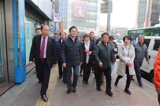채현일(앞줄 왼쪽 두 번째) 서울 영등포구청장이 지난달 27일 노점상 정비로 탁 트인 영중로를 주민들과 함께 걸으며 보행환경개선 사업을 점검하고 있다. 영등포구 제공