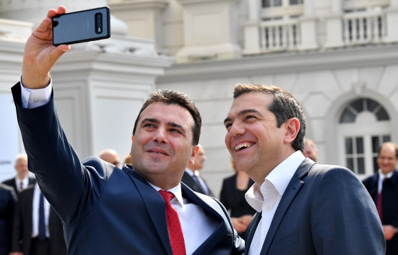 조란 자에프(왼쪽) 북마케도니아 총리가 2일(현지시간) 수도 스코페의 정부 청사 앞에서 자신의 휴대전화를 들고 알렉시스 치프라스 그리스 총리와 함께 기념사진(셀카)을 찍고 있다.  스코페 EPA 연합뉴스