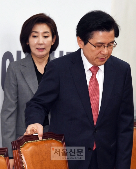 자유한국당 황교안 대표와 나경원 원내대표가 4일 국회에서 열린 최고위원회의 회의에 참석해 착석하고 있다. 2019. 4. 4.  박윤슬 기자 seul@seoul.co.kr