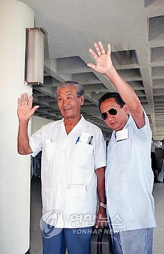 임은조 씨(왼쪽)와 박금성 씨가 쿠바 동포로는 처음으로 1995년 8월 10일 김포공항을 통해 입국하며 환영객들에게 손을 흔들어 인사하고 있다.  연합뉴스 자료사진