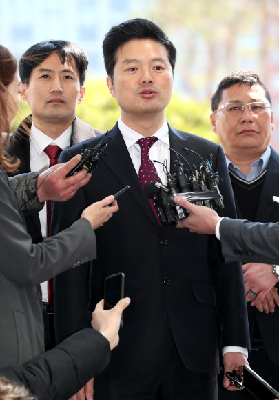 청와대 특별감찰반의 민간인 사찰과 이른바 ‘환경부 블랙리스트 문건’ 의혹 등을 제기한 김태우 전 수사관이 4일 오후 서울 송파구 서울동부지검에서 고발인 자격으로 조사 받기 위해 출석, 취재진의 질문에 답하고 있다. 2019.4.4 <br>연합뉴스
