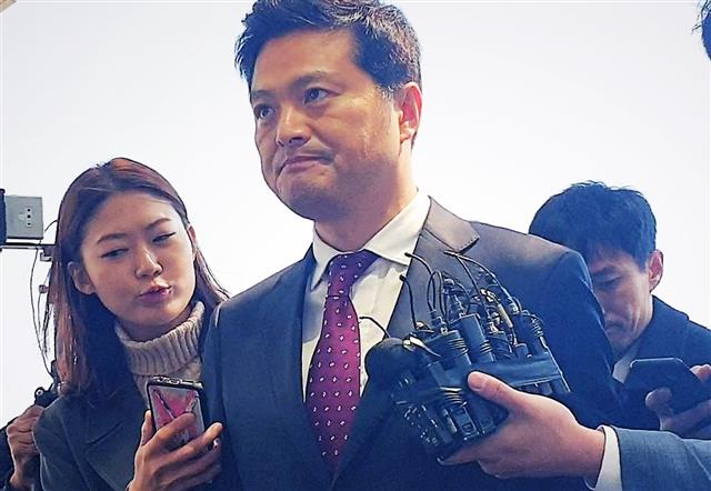 청와대 특별감찰반의 민간인 사찰 의혹을 제기한 김태우 전 검찰수사관이 고발인·참고인 신분으로 검찰조사를 받기 위해 4일 오후 서울 송파구 문정동 동부지검에 출석하면서 기자들의 질문을 받고 있다. 2019.4.4<br>뉴스1