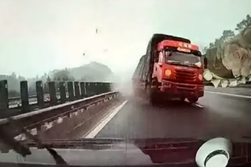 트럭 정면충돌 가까스로 피한 운전자