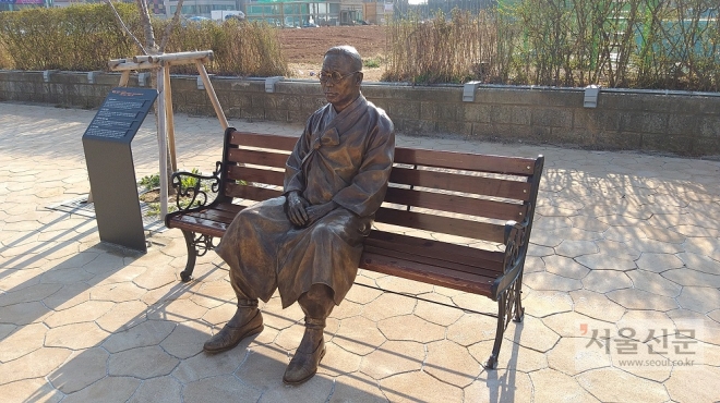 월곶동 달빛거리에 설치된 성공의자에 김구 선생 동상이 있다. 시흥시 제공