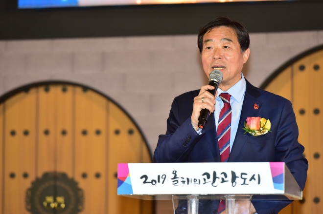 윤화섭 안산시장이 4일 서울 코엑스에서 열린  2019 내나라 여행박람회 ‘올해의 관광도시’선포식에서 인사말을 하고 있다. 안산시 제공