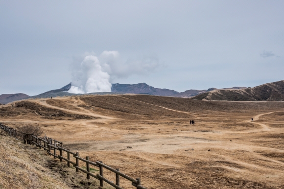 세계 최대의 칼데라를 가지고 있는 화산인 아소산 중 나카다케에서 수증기가 솟아나고 있다.