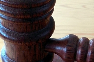 법원 “노래방에서 대학원생 성추행한 교수, 해임 처분 타당”