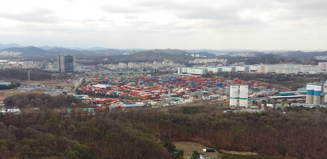 사방이 탁 트인 오봉산 정상에서 바라본 의왕내륙컨테이너기지와 의왕테크노파크 부지 전경. 남상인 기자