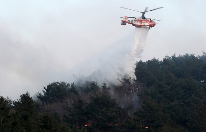4일 낮 2시 45분쯤 강원 인제군 남면 남전리 약수터 인근 야산에서 불이 나 산림청 헬기가 진화 작업을 하고 있다. 2019.4.4 연합뉴스