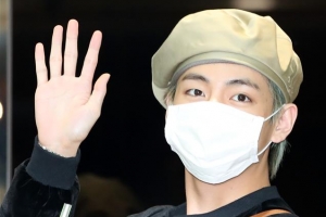 [포토] 방탄소년단 뷔, 마스크로 가려지지 않는 남신 비주얼