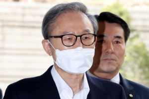 [포토] 오늘도 마스크 쓰고 법정 향하는 MB