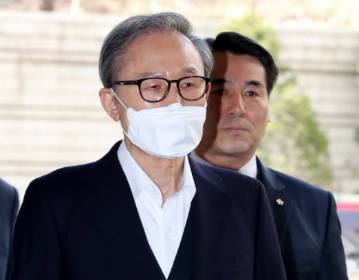 [포토] 오늘도 마스크 쓰고 법정 향하는 MB
