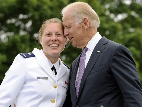 조 바이든(오른쪽) 전 미국 부통령이 2013년 5월 미국 코네티컷주 뉴런던에서 열린 미국 해안경비대 아카데미 졸업식에 참석해 졸업생 에린 탈봇(왼쪽)과 기념 촬영을 하고 있다. 2019.04.05 뉴런던 AP 연합뉴스