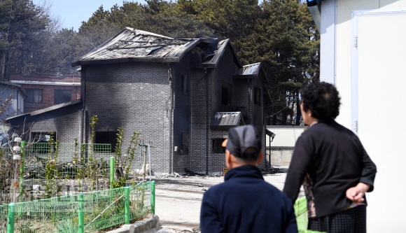 고성에서 시작된 산불이  고성.속초 인근으로 번진 5일 강원도 토성면의 한 주택이 전소된 가운데 주민이 이를 안타깝게 쳐다보고 있다.  2019. 4. 5  정연호 기자 tpgod@seoul.co.kr