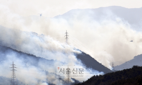 5일 강원도 강릉시 옥계면에서 발생한 산불을 진압하기 위해 소방헬기가 분주히 움직이고 있다. 2019.4.5  박지환 기자 popocar@seoul.co.kr