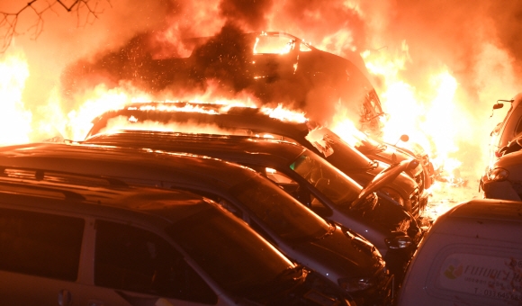 5일 강한 바람을 타고 속초 시내로 번진 산불이 주차된 차량들을 태우고 있다. 강원일보 제공