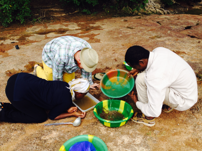 말리에서 연구자들이 숟가락을 이용해 물에서 말라리아 모기의 유충을 채집하는 모습. 獨막스플랑크연구소 제공