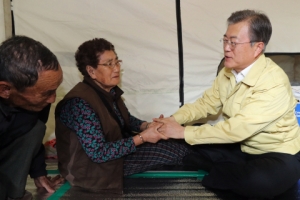 [서울포토] 문대통령 이재민 격려