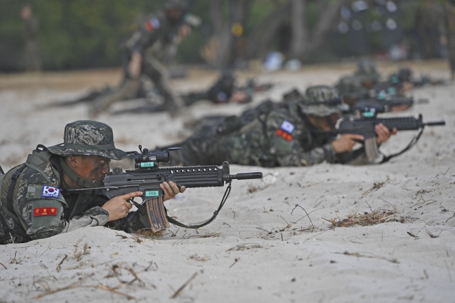 해병대 장병들이 지난 2월 태국 핫야오 해안에서 코브라골드 연합훈련을 하고 있다.  해병대 제공 