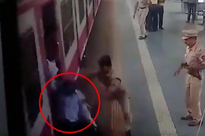열차 아래로 미끄러지는 승객 구한 경찰