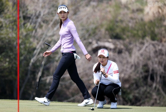 김민선(왼쪽)과 최혜진이 6일 제주 서귀포 롯데스카이힐제주 골프클럽에서 열린 한국여자프로골프(KLPGA)투어 롯데렌터카 여자오픈 3라운드 7번홀 그린에서 동반라운드를 펼치고 있다. 연합뉴스