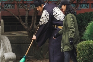 ‘해치’ 정일우, 촬영장 폭풍 빗질 포착 “솔선수범 왕세제”