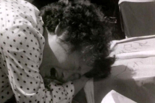 1980년 광주 망월동묘지에서 관을 붙들고 오열하는 유가족. 5·18민주화운동기록관 제공 영상 캡처