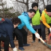 식목일 맞아 나무심기 행사 나선 박준희 관악구청장