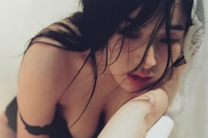 [포토] 김우현, ‘퇴폐미’ 가득한 사진 속 볼륨감 과시