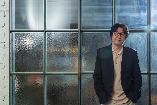 배우 김윤석의 첫 연출작 ‘미성년’에는 김희원, 이희준, 이정은, 염혜란 등 믿고 보는 ‘신스틸러’들이 짧지만 강렬하게 등장한다. 김윤석은 “저와 20년 가까이 인연이 있는 분들이라서 직접 부탁했고 흔쾌히 출연해줬다”면서 “다들 ‘다음 작품에는 이 정도 비중으로는 절대 출연 안 하겠다’고들 했는데 다음엔 은혜를 갚아야 할 것 같다”고 웃었다.  쇼박스 제공