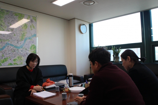 서울시 현황보고를 받는 김혜련 위원장