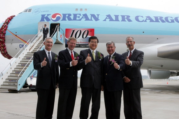 2004년 8월 18일 인천국제공항에서 대한항공의 100번째 보잉기 도입을 기념하는 조양호(가운데) 회장.  연합뉴스