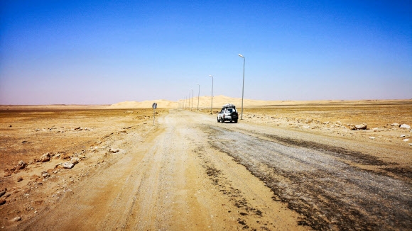 튀니지, 알제리와의 국경 근처인 리비아 서부 카다메스 마을의 열악한 도로 위를 차들이 지나가고 있다. AFP 자료사진 연합뉴스 