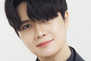 [단독] 신기남 전 의원 아들, 트로트 가수 데뷔 ‘Mr. 싱싱’
