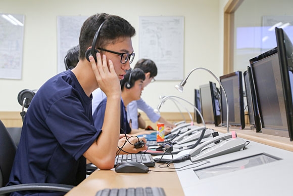 한국항공대 항공캠프에 참가한 학생들이 모의항공교통관제 실습을 하고 있다.