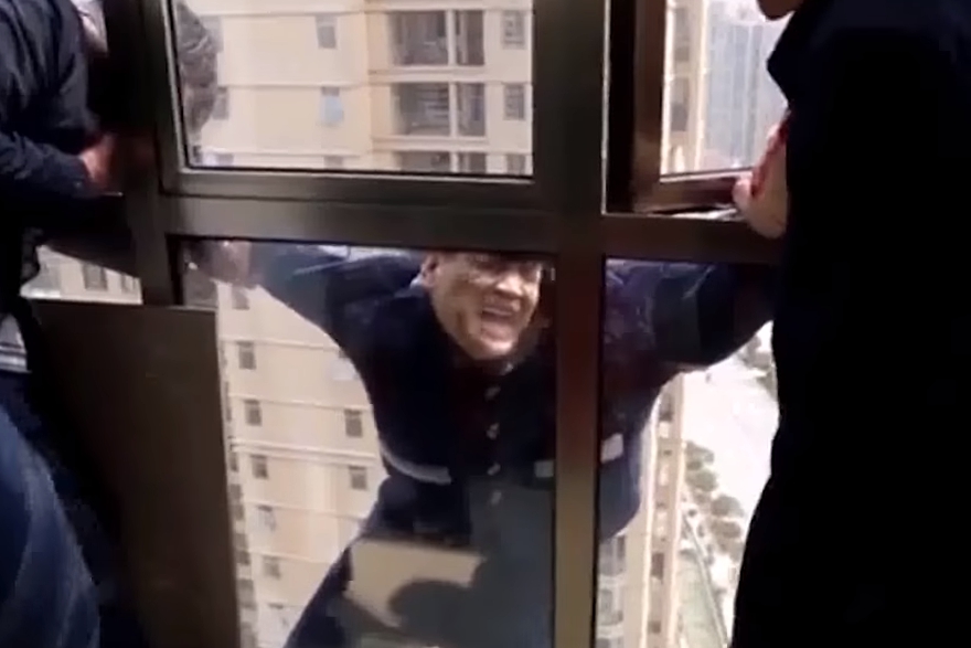22층 창문 밖으로 도망가려던 도둑, 결국…