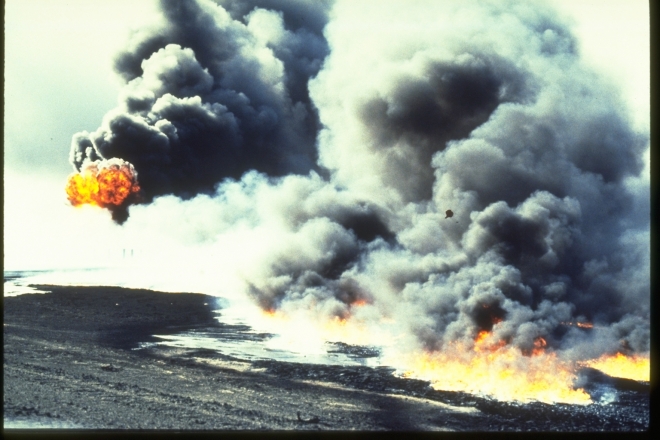 1990년 당시 걸프전으로 인해 송유관이 파괴돼 기름이 유출돼 불타는 모습