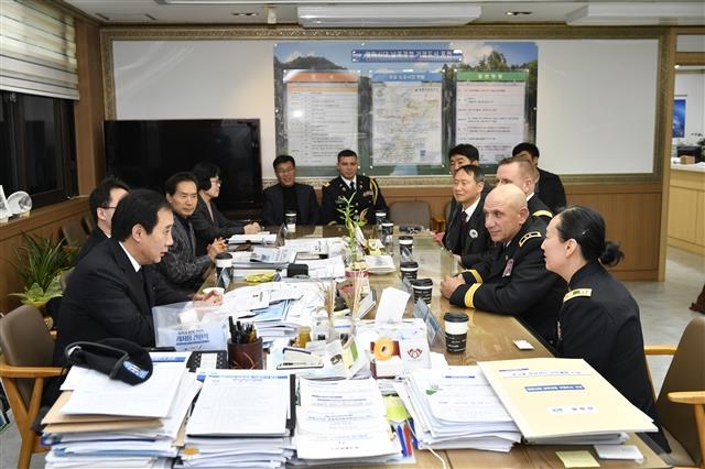 지난 1월 29일 박 시장이 시청에서 마크 말란카 미 40사단장과 한미우호 공조에 대해 환담하고 있다.  포천시 제공