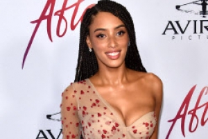 [포토] 미니드레스로 완벽 각선미 뽐내