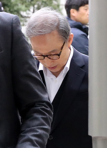 [포토] 법정 향하는 이명박 전 대통령