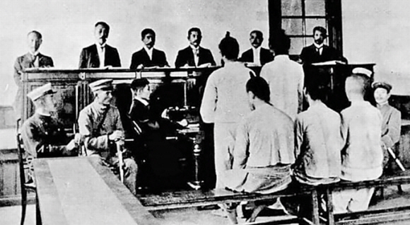 1912년부터 조선총독부 산하 사법부에서는 지방법원-복심법원-고등법원의 3급 3심제로 재판을 진행했다. 사진은 일제강점기 당시 재판 모습.  연합뉴스