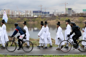 자전거와 함께 걷는 퇴계의 마지막 귀향길