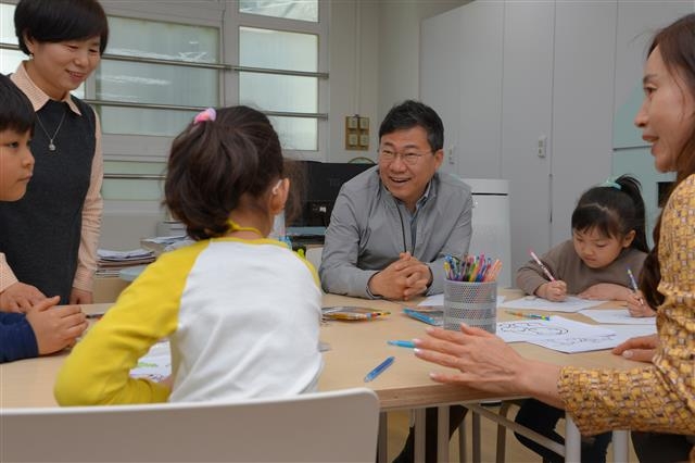 서양호 서울 중구청장이 전국 첫 구립 돌봄교실인 흥인초등학교 돌봄교실에서 아이들과 얘기하고 있다.  중구 제공