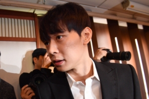 [종합] 박유천, 간이검사 음성 판정..모발+소변 국과수 의뢰 “결과는 3주 후”