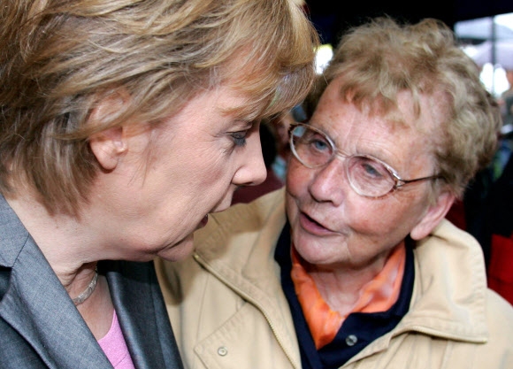 앙겔라 메르켈(왼쪽) 독일 총리와 그의 모친 헤어린트 카스너 여사.로이터 연합뉴스
