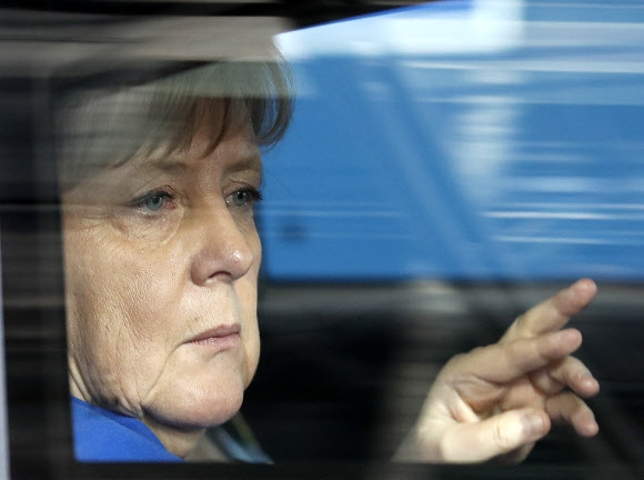 (10일(현지시간) 벨기에 뷔르셀에 도착한 앙겔라 메르켈 독일 총리. 메르켈 총리는 영국의 유럽연합 이탈과 관련한 새로운 브렉시트를 논의하기 위한 긴급 EU 정상회담에 참석한다. AP연합뉴스