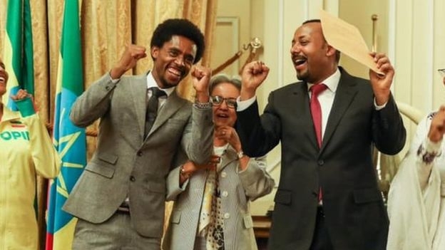 페이사 릴레사는 대통령, 총리와 함께 이제는 두 팔이 자유로워졌음을 온몸으로 보여줬다. 에티오피아 총리실 제공