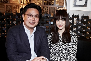 송혜교-서경덕, 항주 임시정부기념관에 안내서 1만부 기증