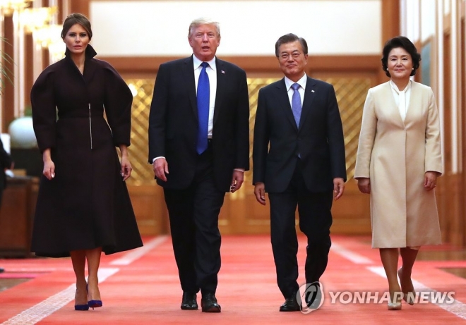 지난 2017년 11월 한국 국빈방문 당시 문재인 대통령, 도널드 트럼프 미국 대통령 내외. 연합뉴스